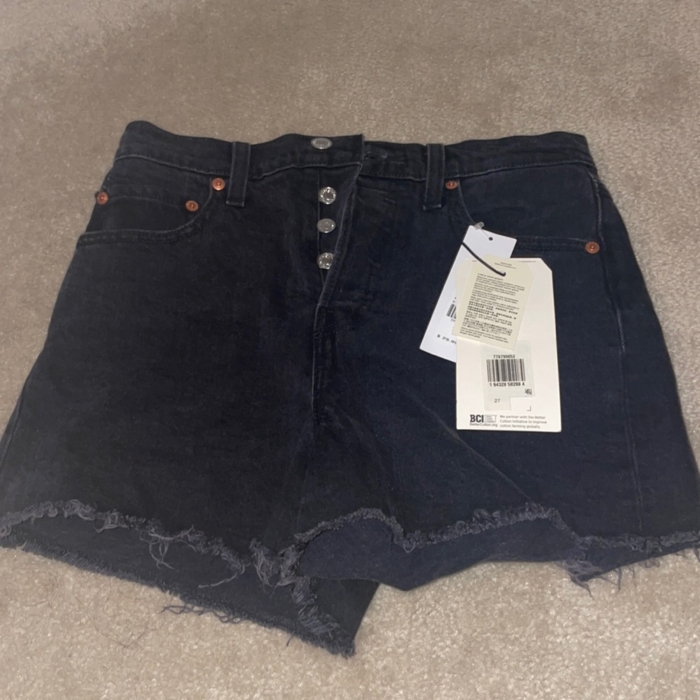 Levi’s Premium Ribcage Shorts|| New with tags!!